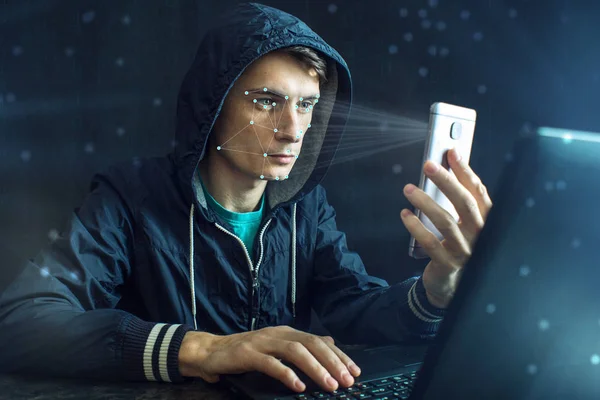 Hacker sedang mencoba untuk hack ke telepon menggunakan metode identifikasi pribadi pengenalan wajah — Stok Foto