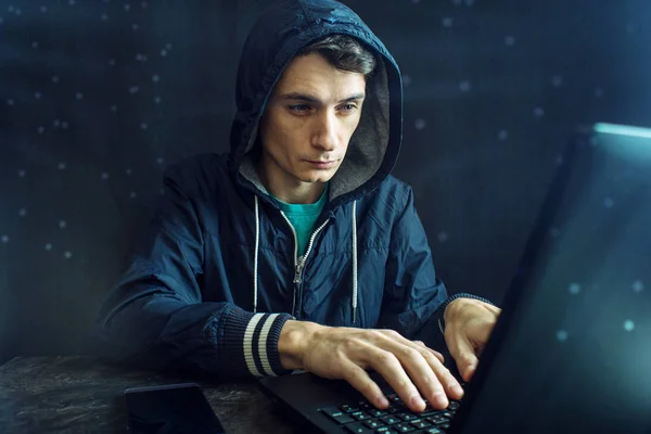 Hacker tenta hackear para contornar a proteção e invadir o sistema para cometer um cibercrime. Conceito ciberterrorismo — Fotografia de Stock