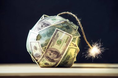 Para yüz dolar faturaları bir yanan fitil ile bomba. Patlamadan önce biraz zaman. Mali kriz kavramı