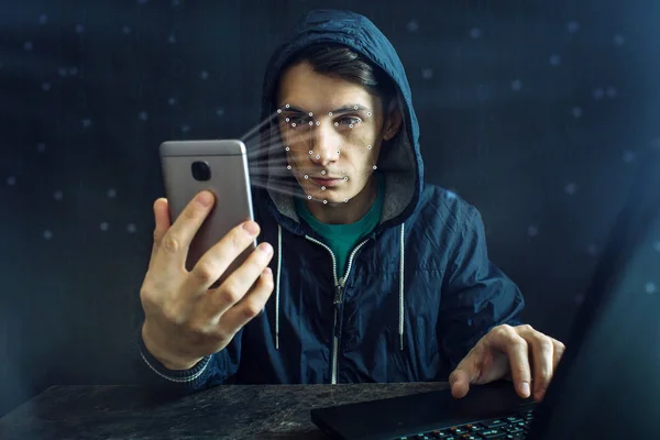 Hacker sta cercando di hackerare il telefono utilizzando il metodo di identificazione personale del riconoscimento facciale — Foto Stock