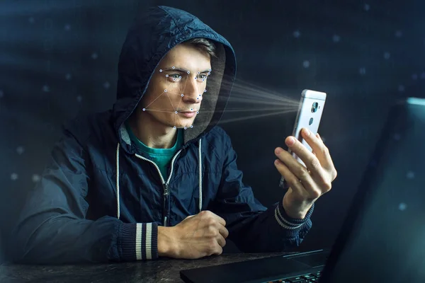 Хакер намагаються зламати телефон за допомогою персонального ідентифікаційного метод розпізнавання особи — стокове фото