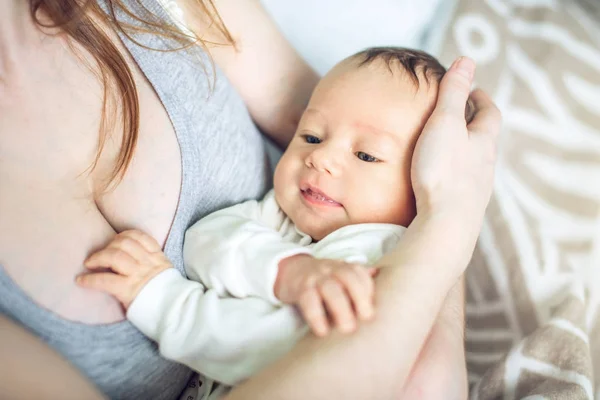 Happy Starostlivá Matka Držící Usměvavý Chlapeček Ložnici Koncept Něžnost Hodnoty — Stock fotografie