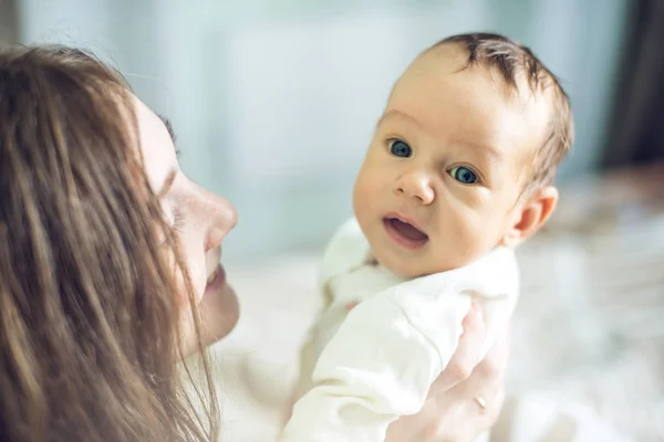 Happy Starostlivá Matka Drží Chlapeček Ložnici Koncept Něžnost Hodnoty Mateřství — Stock fotografie