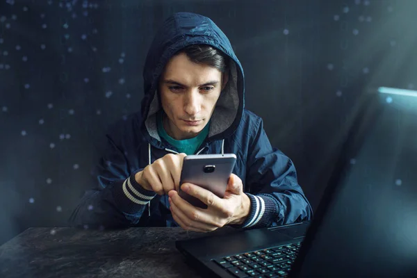 Чоловічий Хакер Використовує Мобільний Телефон Зламати Систему Крадіжки Особистих Даних — стокове фото