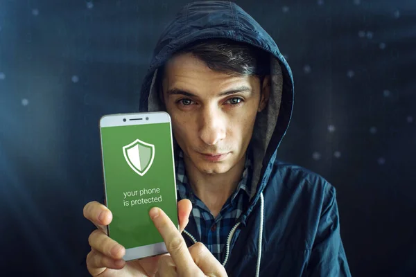 Męski Haker Próbuje Dostać Się Telefonu Bezpieczeństwo Ochrona Danych Osobowych — Zdjęcie stockowe