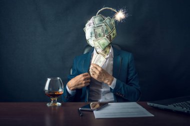 Çalışma alanı üzerinde oturan ve kafasını yerine topu dolarlarına şeklinde bir bombayla onun cebinde rüşvet parasının koyarak bir iş adamı. Mali dolandırıcılık riskini kavramı.