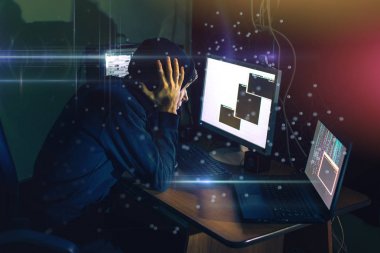 Karanlıkta genç hacker erişim bilgilerini çalmak ve bilgisayarlar ve sistemleri enfekte tatili. kesmek ve siber terörizm kavramı