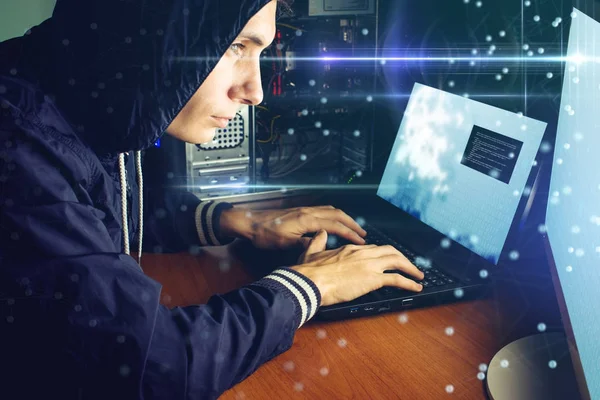 Νεαρός Hacker Στο Σκοτάδι Σπάει Την Πρόσβαση Κλέψουν Τις Πληροφορίες — Φωτογραφία Αρχείου