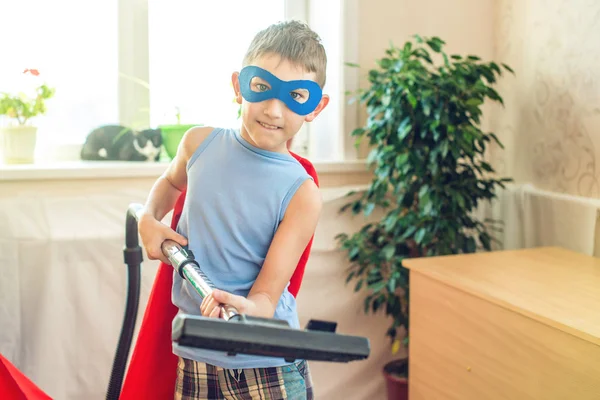 Niño Disfraz Superhéroe Niño Jugando Limpiar Casa Concepto Niños Ayudando — Foto de Stock