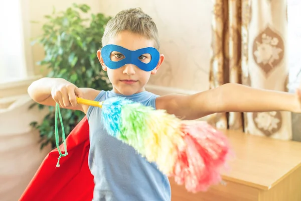 Παίζοντας Κοστούμι Superhero Αγόρι Παιδί Είναι Καθαρισμός Του Σπιτιού Έννοια — Φωτογραφία Αρχείου