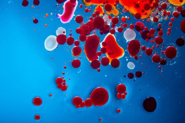 Kırmızı kabarcıklar mavi arka plan portre üzerinde kan hücrelerinin. Soyutlama, tıp ve bilim. Mikro süreçleri ve insan vücudunda hastalık kavramı