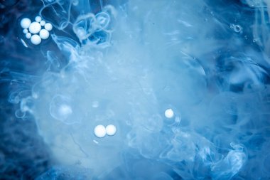 Beyaz swirls karanlık bir arka plan üzerinde duman gibi suda hareketli boya. Kavram arka plan