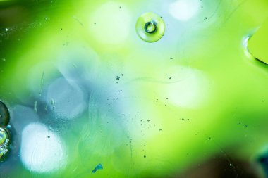 Yeşil renkli bir sıvı kabarcıkları ile yüzeyine soyut. Saflık ve doğal dokular kavramı