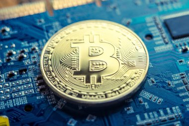 Elektronik Tahtadaki Sikke Bitcoin. Madencilik kripto para birimi. Teknoloji kavramı sanal para zincirini engelliyor.
