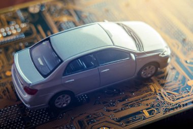 Gri araba yolun elektronik kart şeklinde devam ediyor. Modern otomobillerde yeni bir akıllı teknoloji kavramı.