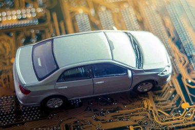 Gri araba yolun elektronik kart şeklinde devam ediyor. Modern otomobillerde yeni bir akıllı teknoloji kavramı.
