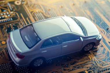 Gri araba yolun elektronik kart şeklinde devam ediyor. Modern otomobillerde yeni bir akıllı teknoloji kavramı.