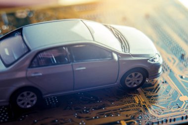 Gri araba yolun elektronik kart şeklinde devam ediyor. Modern otomobillerde yeni bir akıllı teknoloji kavramı.