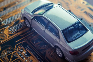 Gri araba yolun elektronik kart şeklinde devam ediyor. Modern otomobillerde yeni bir akıllı teknoloji kavramı.