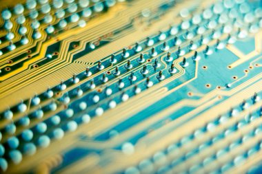 Çizgiler ve cips, yarı iletken öğeleri closeup ile elektronik tahta. Katı hal Mikroelektronik teknoloji kavramı