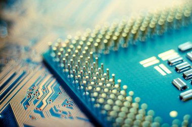 Çizgiler ve cips, yarı iletken öğeleri closeup ile elektronik tahta. Katı hal Mikroelektronik teknoloji kavramı