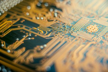 Çizgiler ve cips, yarı iletken öğeleri closeup ile elektronik tahta. Katı hal Mikroelektronik teknoloji kavramı