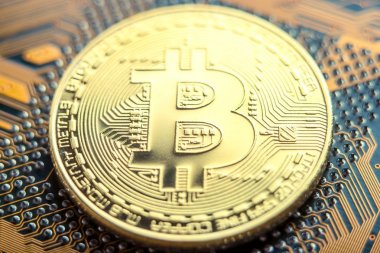 Elektronik Tahtadaki Sikke Bitcoin. Madencilik kripto para birimi. Teknoloji kavramı sanal para zincirini engelliyor.