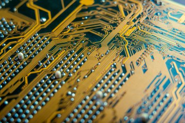 Çizgiler ve cips, yarı iletken öğeleri closeup ile elektronik tahta. Katı hal Mikroelektronik teknoloji kavramı