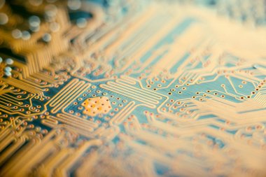 Çizgiler ve cips, yarı iletken öğeleri closeup ile elektronik tahta. Katı hal Mikroelektronik teknoloji kavramı