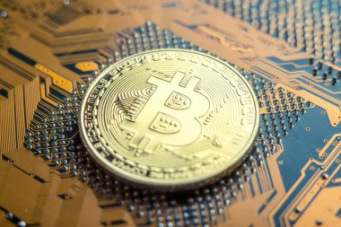 Elektronik Tahtadaki Sikke Bitcoin. Madencilik kripto para birimi. Teknoloji kavramı sanal para zincirini engelliyor.