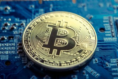 Elektronik Tahtadaki Sikke Bitcoin. Madencilik kripto para birimi. Teknoloji kavramı sanal para zincirini engelliyor.