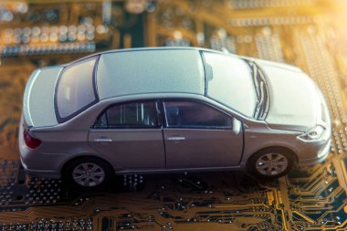 Gri araba yolun elektronik kart şeklinde devam ediyor. Modern otomobillerde yeni bir akıllı teknoloji kavramı.