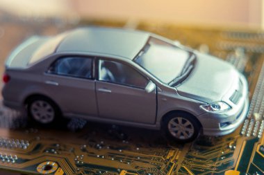 Gri araba yolun elektronik kart şeklinde devam ediyor. Modern otomobillerde yeni bir akıllı teknoloji kavramı.