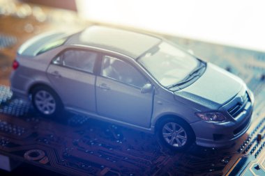 Gri araba yolun elektronik kart şeklinde devam ediyor. Modern otomobillerde yeni bir akıllı teknoloji kavramı.