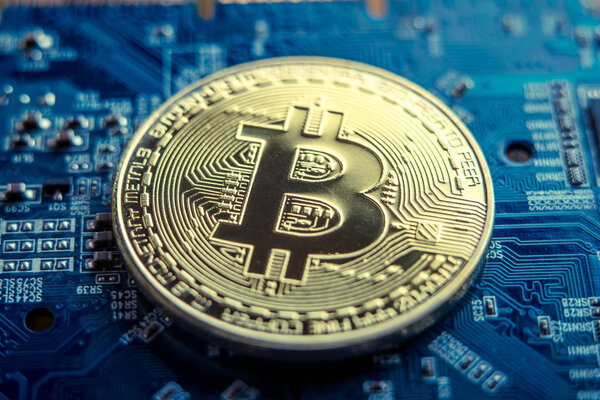 Монета Биткойн на электронной доске. Горнодобывающая криптовалюта. Концепция технологической блокчейн виртуальных валют