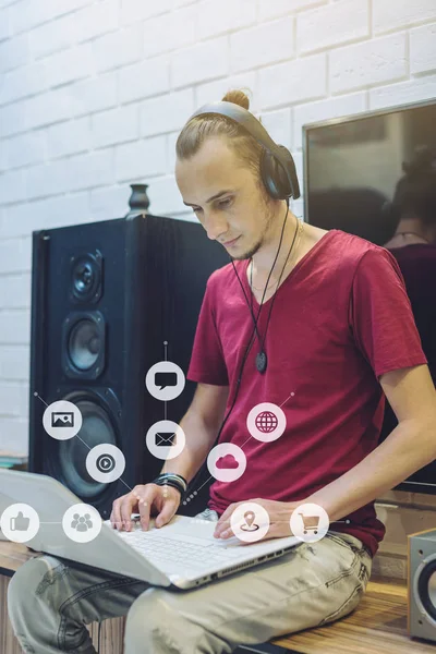 Hombre Utiliza Teléfono Inteligente Para Acceder Las Redes Sociales Digitales — Foto de Stock