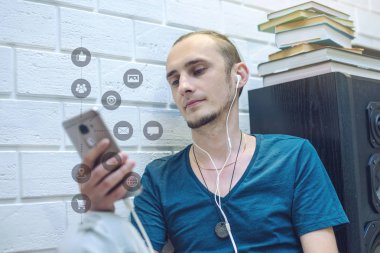 Bir adam bir smartphone internette sosyal dijital ortama erişmek için kullanır: alışveriş, eğlence, arama ve dosya depolama. Küresel ağı genişletme kavramı