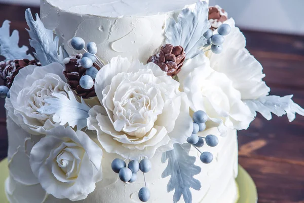 Tort weselny delikatny biały piętrowe ozdobione oryginalny projekt za pomocą mastic róże. Pojęcie świąteczne desery — Zdjęcie stockowe