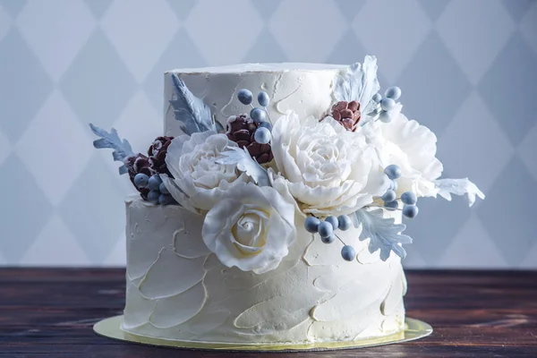 Delicado bolo de casamento beliche branco decorado com um design original usando rosas de aroeira. Conceito de sobremesas festivas — Fotografia de Stock