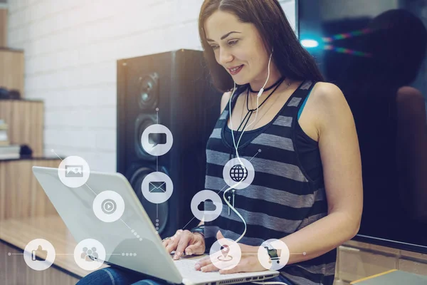 Mujer utiliza un teléfono inteligente para acceder a las redes sociales digitales en Internet. Concepto de una expansión global de la red —  Fotos de Stock