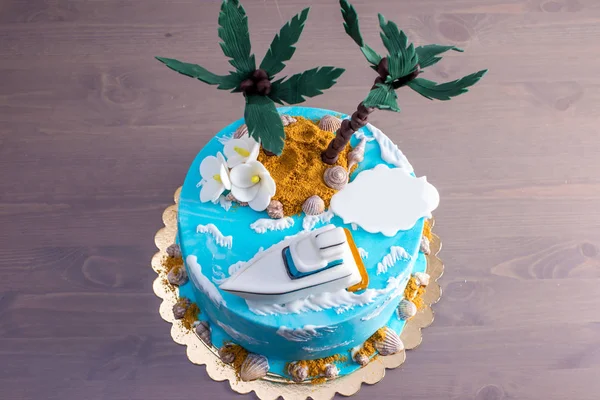 Hermoso pastel de cumpleaños decorado en una isla con una palmera en mar azul y barco —  Fotos de Stock