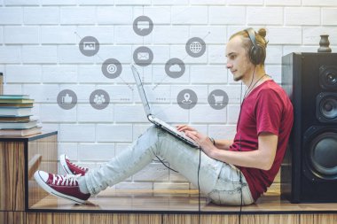 Adam bir smartphone internette sosyal dijital ortama erişmek için kullanır. Küresel ağı genişletme kavramı