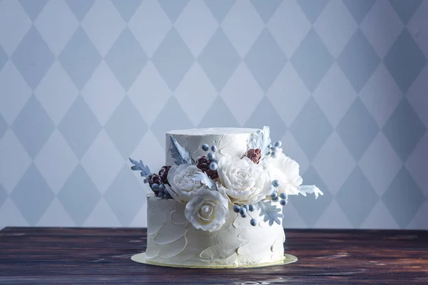 Delicado pastel de boda de litera blanca decorada con un diseño original utilizando rosas de masilla. Concepto de postres festivos —  Fotos de Stock