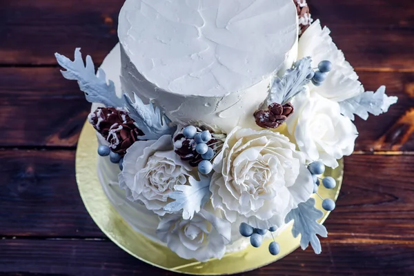 Delicata torta nuziale a castello bianca decorata con un design originale utilizzando rose mastice. Concetto di dessert festivi — Foto Stock