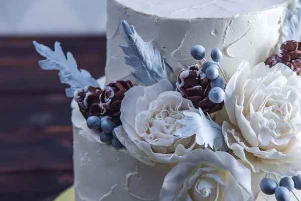 Delicado bolo de casamento beliche branco decorado com um design original usando rosas de aroeira. Conceito de sobremesas festivas — Fotografia de Stock