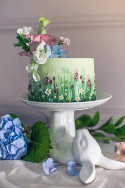 Bahar pasta düğün renkli çiçekler ve ortanca ile dekore edilmiştir. Tatlı bir festival yaz ruh hali için