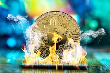 Bitcoin cryptocurrency bir sikke şeklinde bir mikroçip yanıyor yanıyor. Ölüm blockchain kavramı