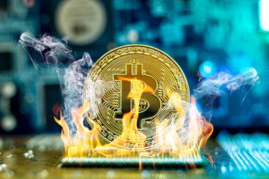 Bitcoin cryptocurrency bir sikke şeklinde bir mikroçip yanıyor yanıyor. Ölüm blockchain kavramı