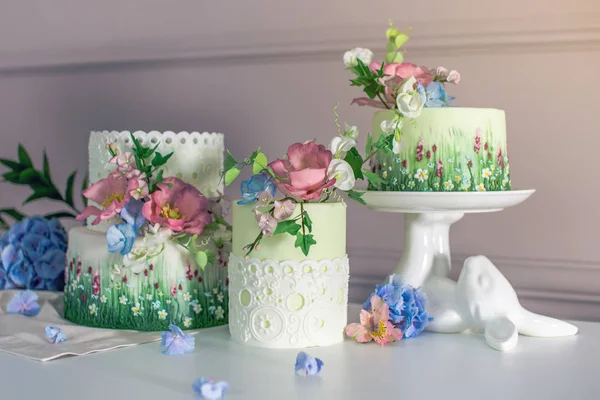 Torta nuziale di primavera decorata con fiori colorati e ortensie. Dolci per un umore estivo festivo — Foto Stock