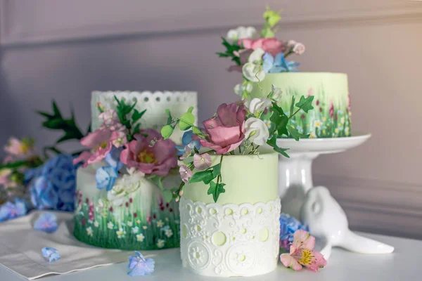 Pastel de primavera de boda decorado con flores de colores y hortensias. Los postres para el humor festivo veraniego —  Fotos de Stock